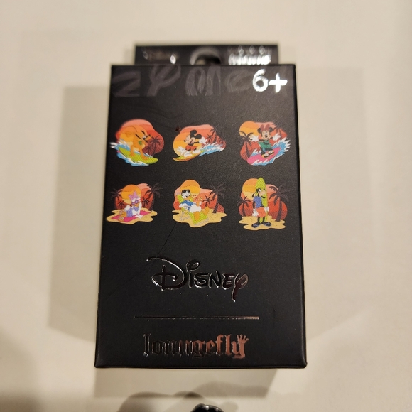 Loungefly Disney Mickey Mouse & Friends Mickey Sunset Beach Blind Box Pin Opened - Picture 3 of 10